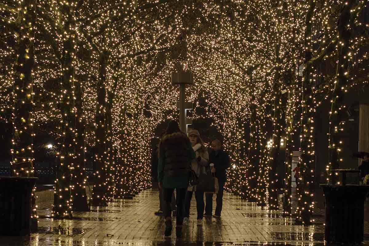 Photographer Emma Fabert ’20 captures the mood of the city on a rainy evening during the short term immersive program Knox in New York.