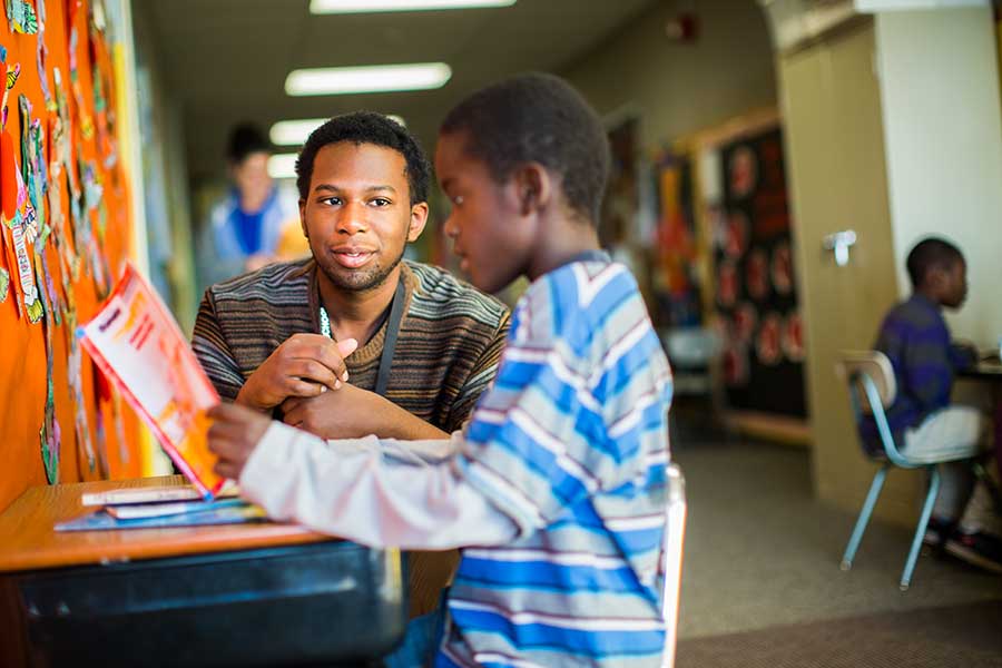 Knox student reads to a Galesburg elementary student