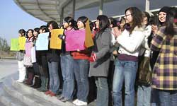 Chinese students welcome Knox delegation.