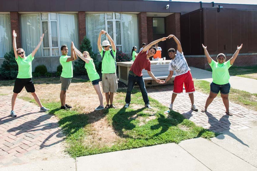 Students take time for fun during Move-in Day and student orientation by using their bodies to spell out "Knox."