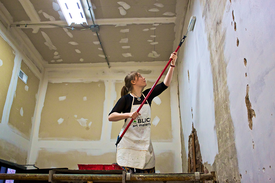 A student volunteers during Engage Knox and helps repaint an office. 