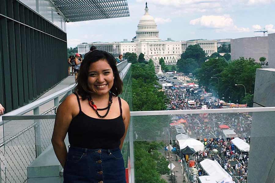 Karen Armendaríz '18 working with the Food Recovery Network.