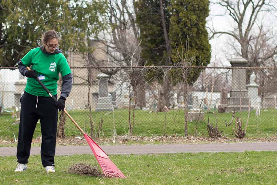 Student volunteers at Hope Cemetery