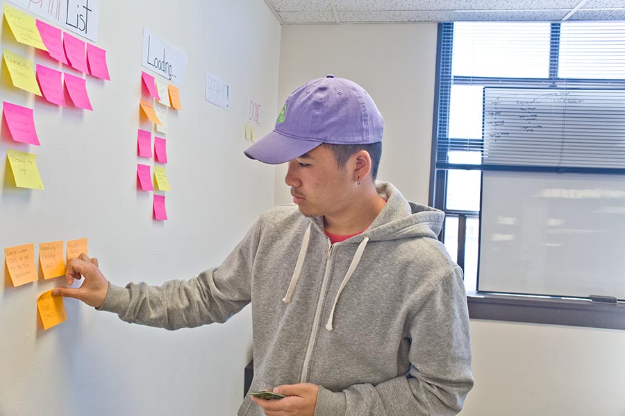 A Knox student uses sticky notes to organize work